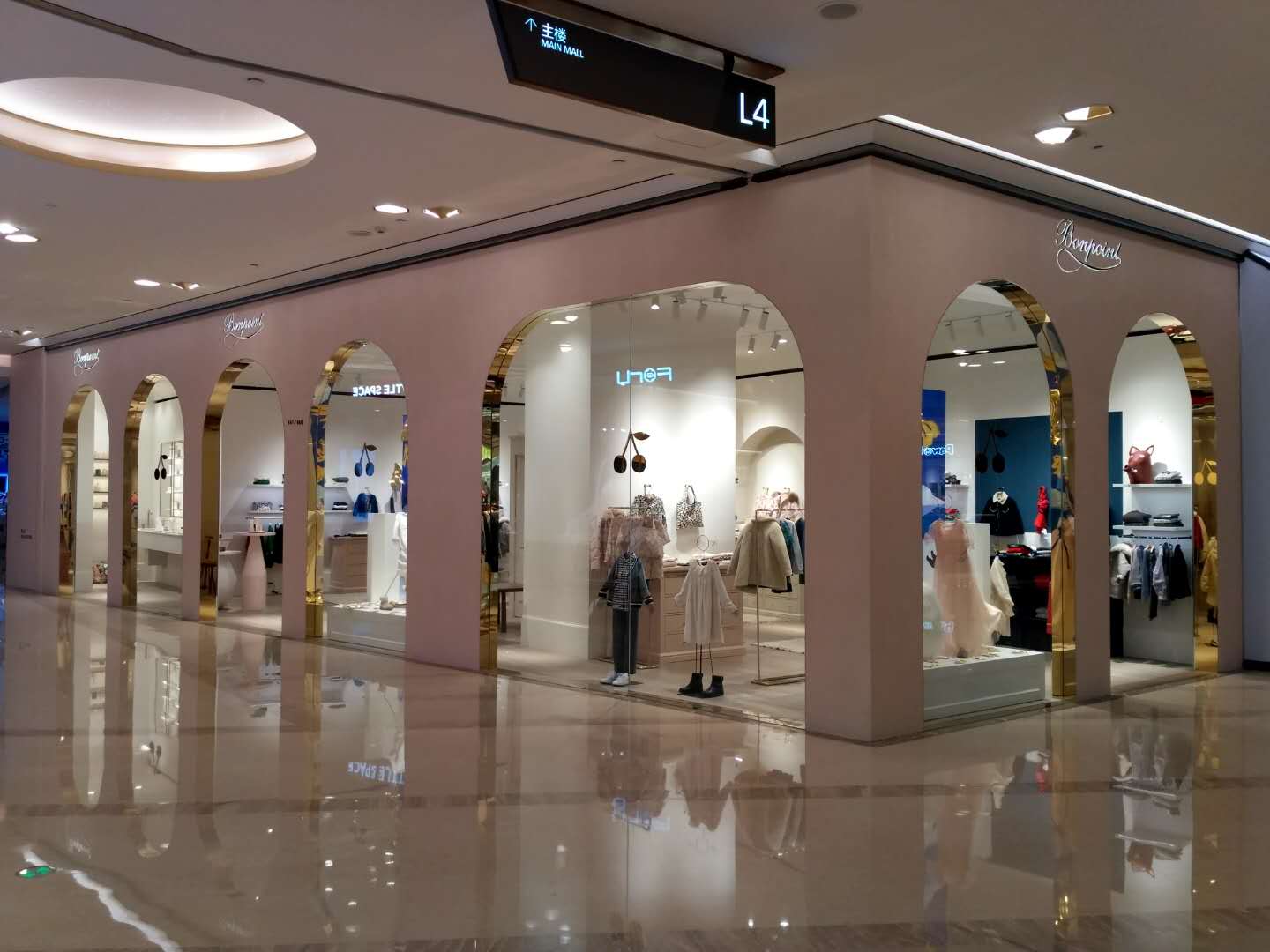 港汇广场4楼专卖店贴PVC贴膜施工案例